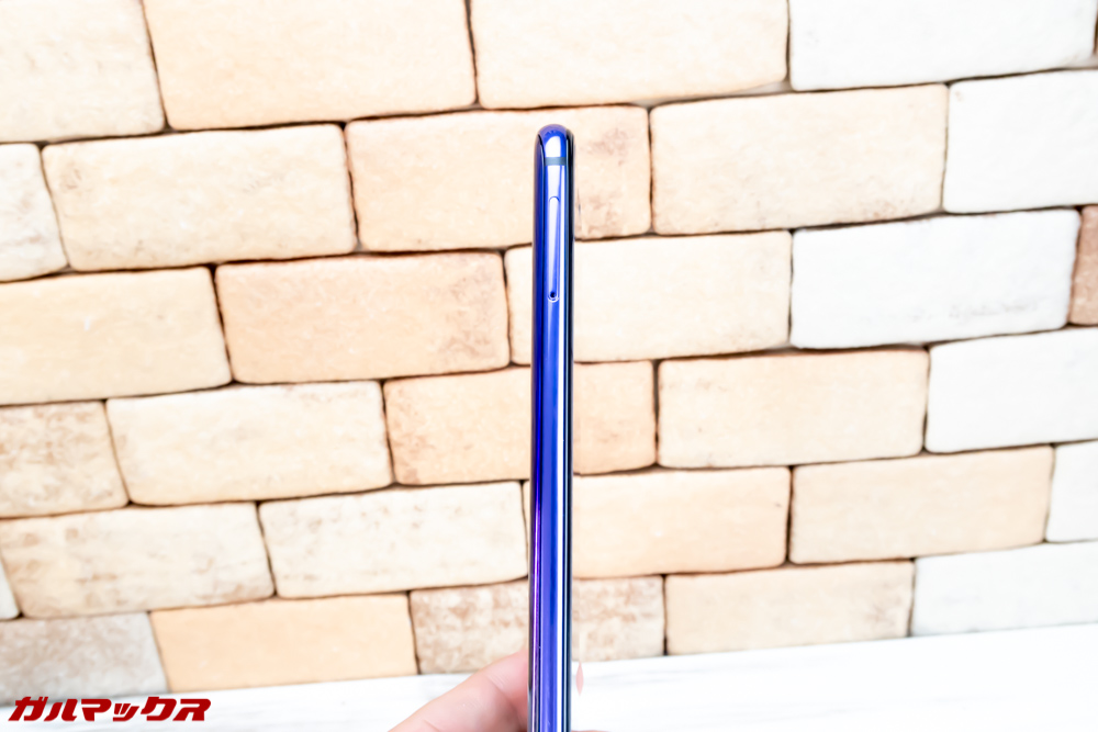 Huawei nova 3は厚みも7.3mmで非常にスリム