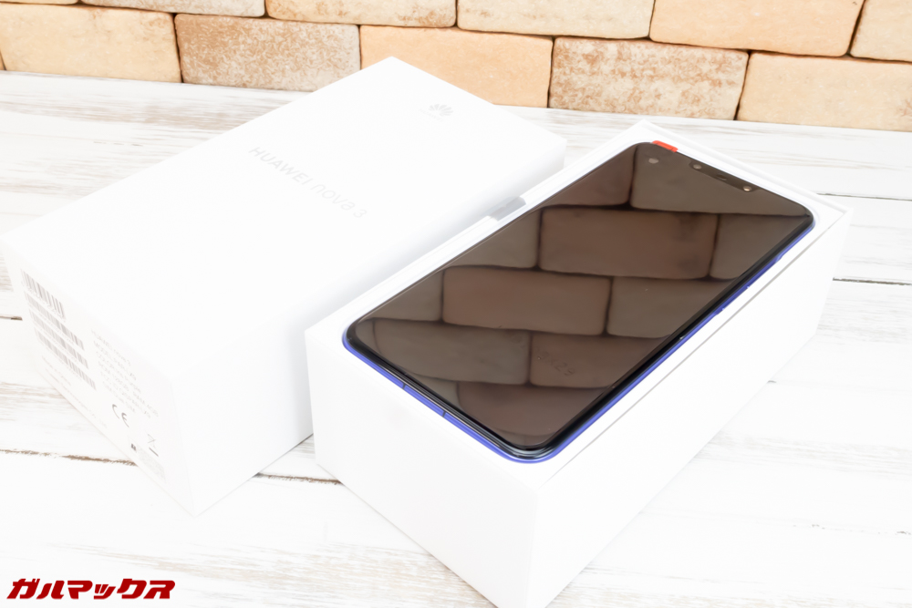 Huawei nova 3の箱はお弁当箱タイプで一番上に本体が入ってます。