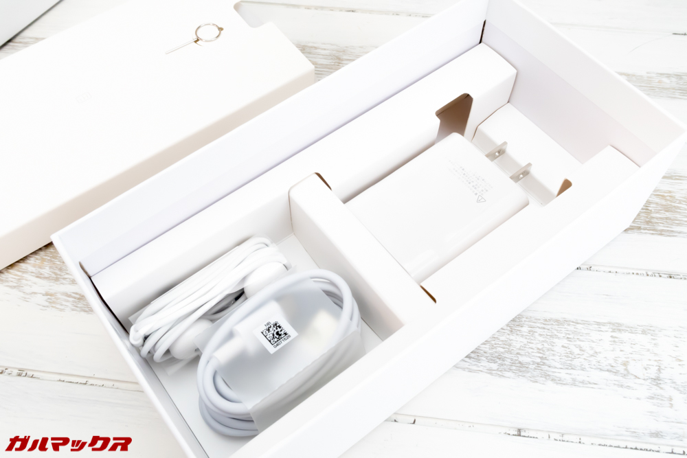 1番下段には充電器などのアクセサリー類