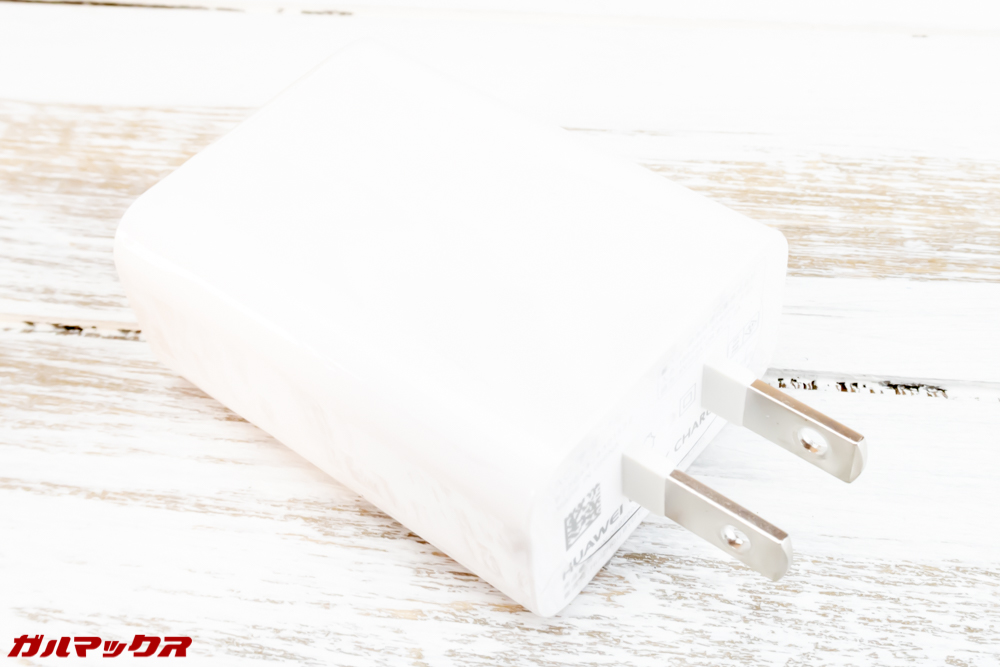 Huawei nova 3に付属する充電器は日本のコンセントに直接挿すことの出来るタイプ