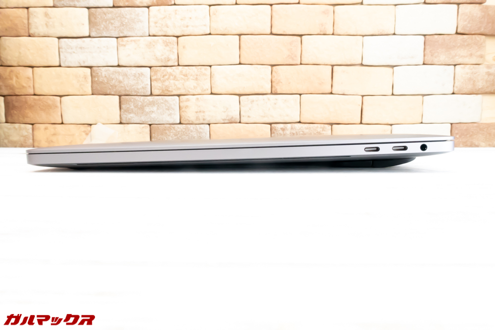 MacBook Pro用の傾斜スタンドの傾斜は折りたたんだ状態でも少し付きます。