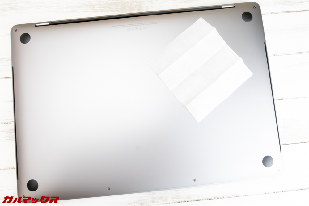MacBook Pro用の傾斜スタンドを貼り付ける前にMacBook Proの背面をきれいにクリーニングしましょう