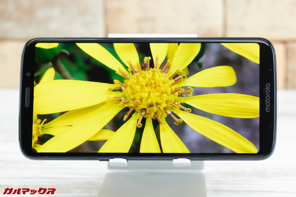 Moto Z3 Playは有機ELディスプレイを搭載しているので発色も良く黒色の表現力も液晶と段違い