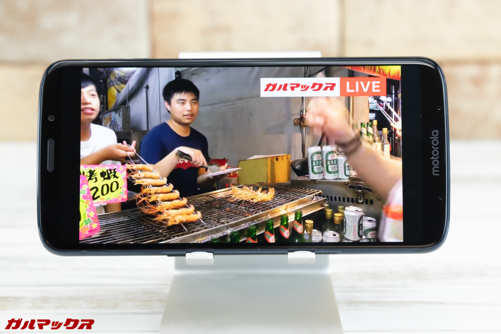 Moto Z3 Playは18:9ディスプレイを搭載しているので16:9の映像コンテンツを切れなく表示すると左右に黒帯が表示される