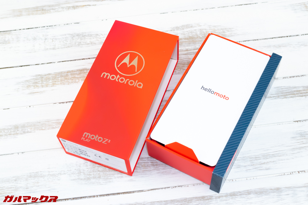 Moto Z3 Playの外箱は引き出しタイプ。