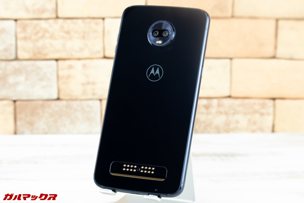 Moto Z3 Playの背面は光沢タイプ。ブラック系カラーは指紋が目立ちます。