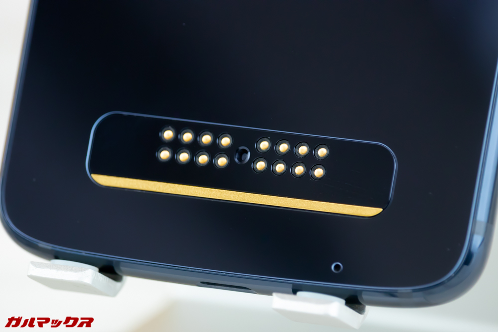 Moto Z3 Playは背面にMoto Modsを取り付けるための端子が備わっています。