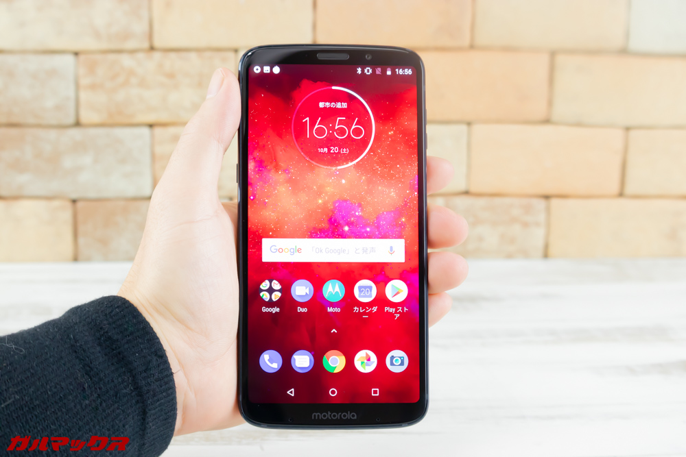 Moto Z3 Playは大きめのボディーとなっています。