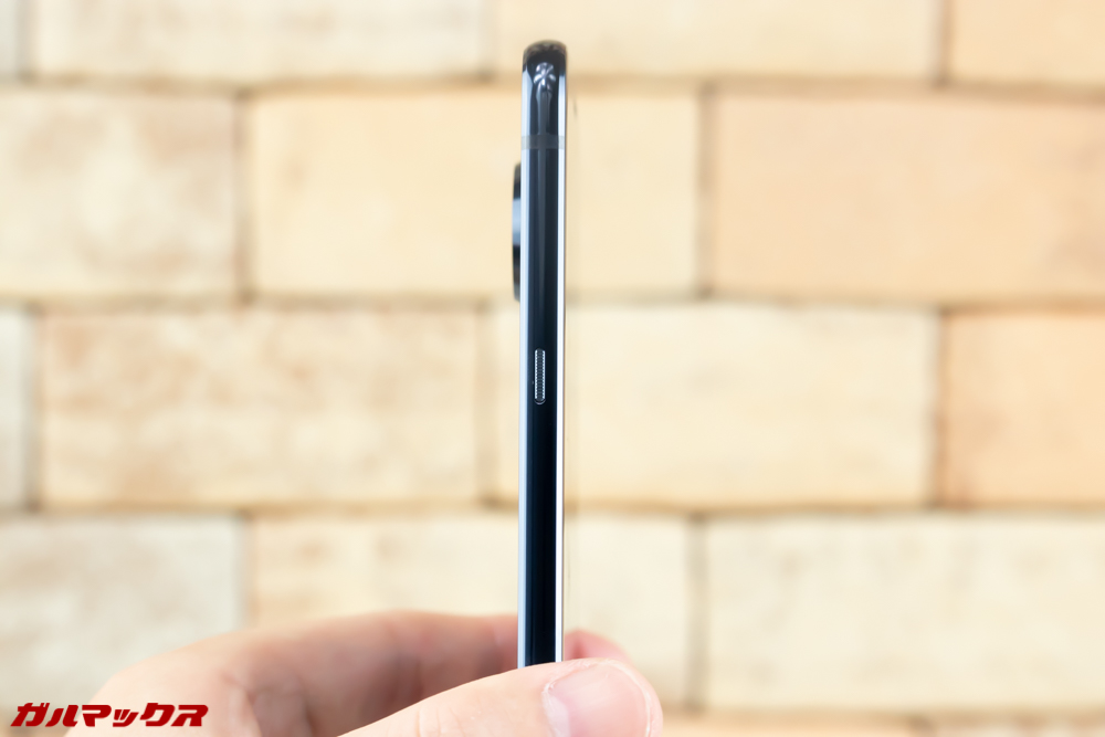 Moto Z3 Playのボディーは6mm台で非常に薄い