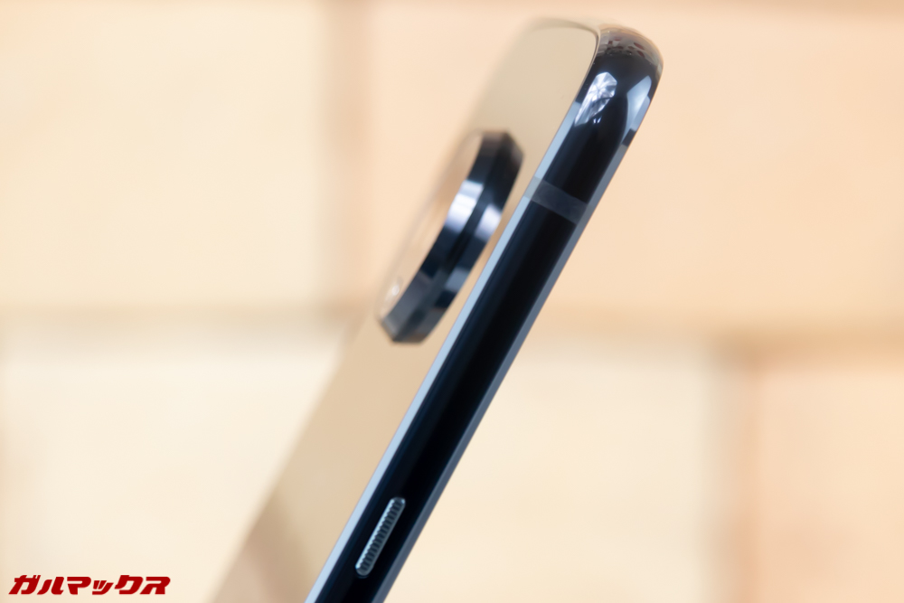 Moto Z3 Playは卓上に置いての操作は難しいほどにカメラが出っ張っています。