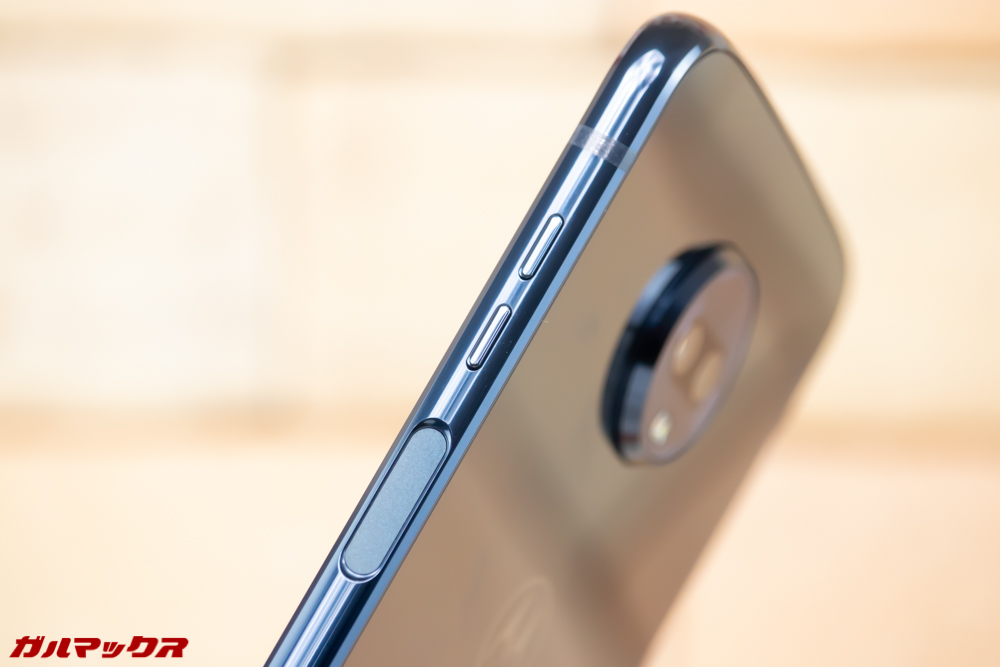 Moto Z3 Playの指紋認証は本体右側面に搭載しています。