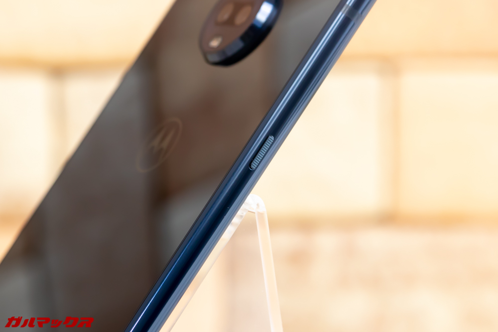 Moto Z3 Playは本体の左側にも電源ボタンが備わっているのでホルダー系のアイテムを購入する時はボタン干渉に注意する必要があります。