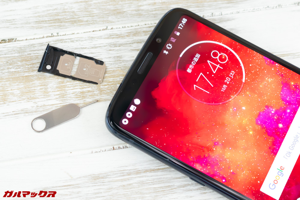 Moto Z3 PlayのSIMトレイはSIM2がMicroSDと共用タイプとなっています。