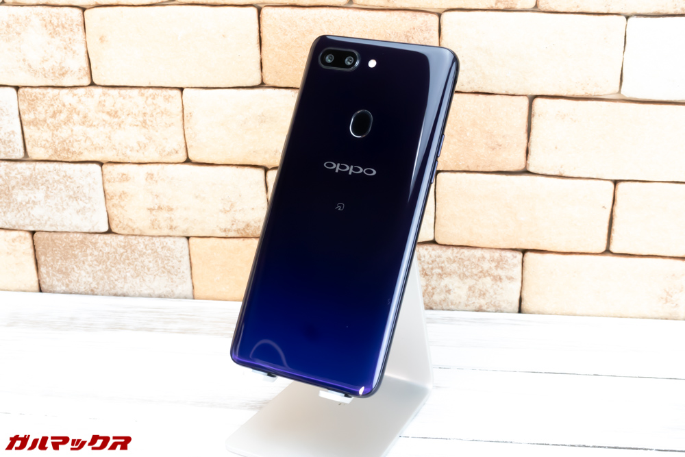 OPPO R15 Proの背面はガラス仕様となっています。