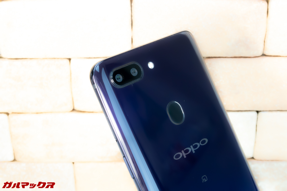 OPPO R15 Proのガラス背面は非常に美しいですが、指紋が目立つのでお手入れは欠かさないように。