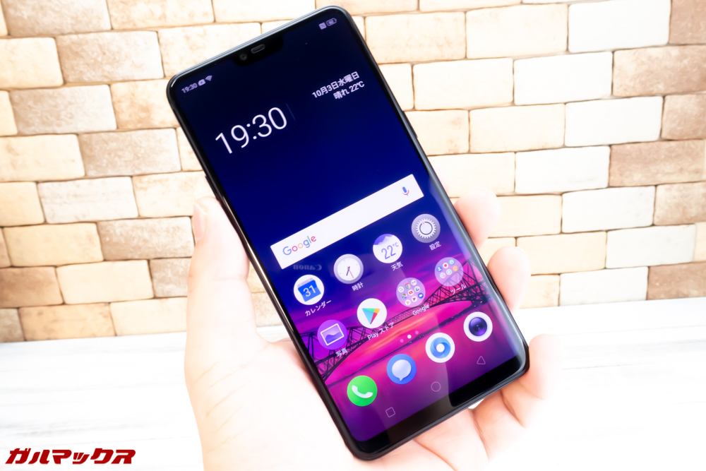 OPPO R15 Proは大画面を搭載していますが、縦に長いディスプレイを搭載しているので横幅がスリムで非常に持ち心地が良い。