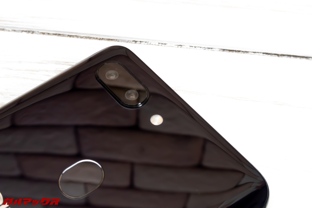 OPPO R15 Proは背面にAIデュアルカメラを搭載しています。