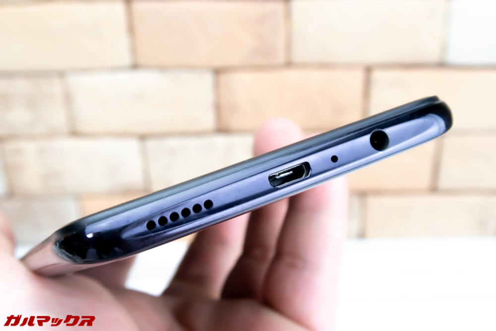 OPPO R15 Proの本体下部にはイヤホン端子が備わっていました。