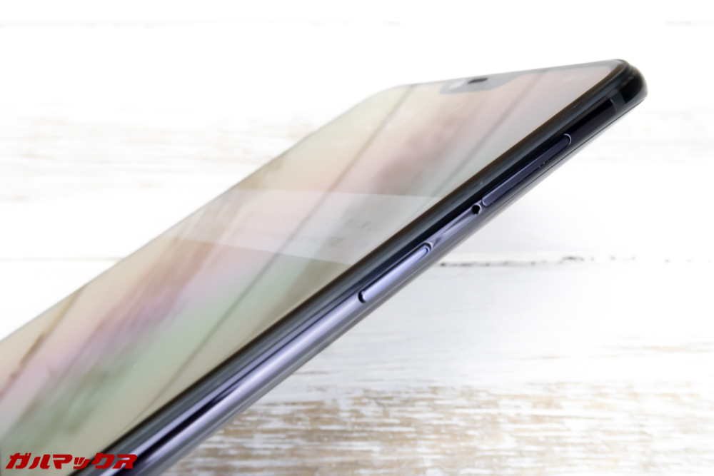 OPPO R15 Proの電源ボタンは本体の右側面に備わっています。