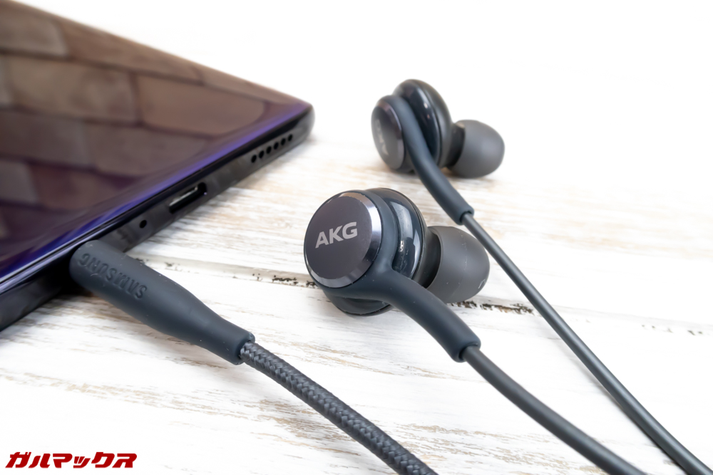 OPPO R15 Proはイヤホン端子が備わっているので、お気に入りの有線イヤホンやヘッドホンが利用可能となってます。