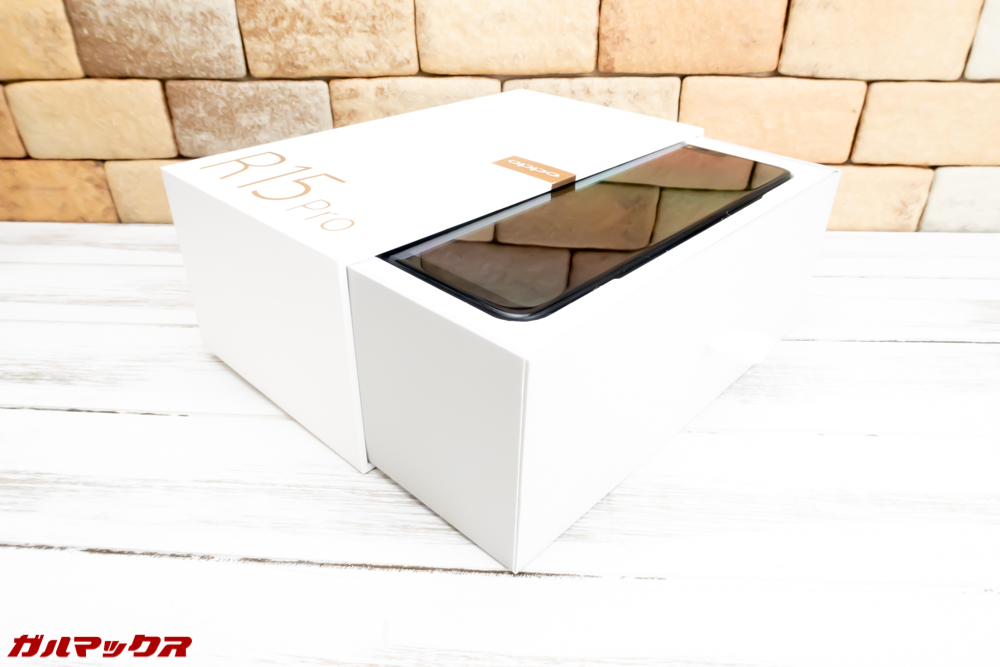 OPPO R15 Proは引き出しタイプの外箱です。
