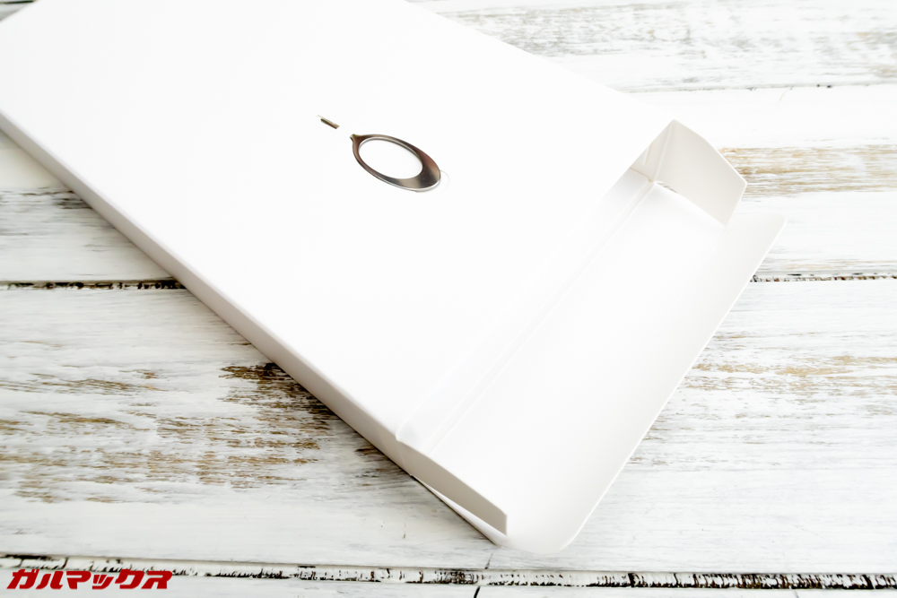 OPPO R15 Proの本体の受け皿もアクセサリーボックス