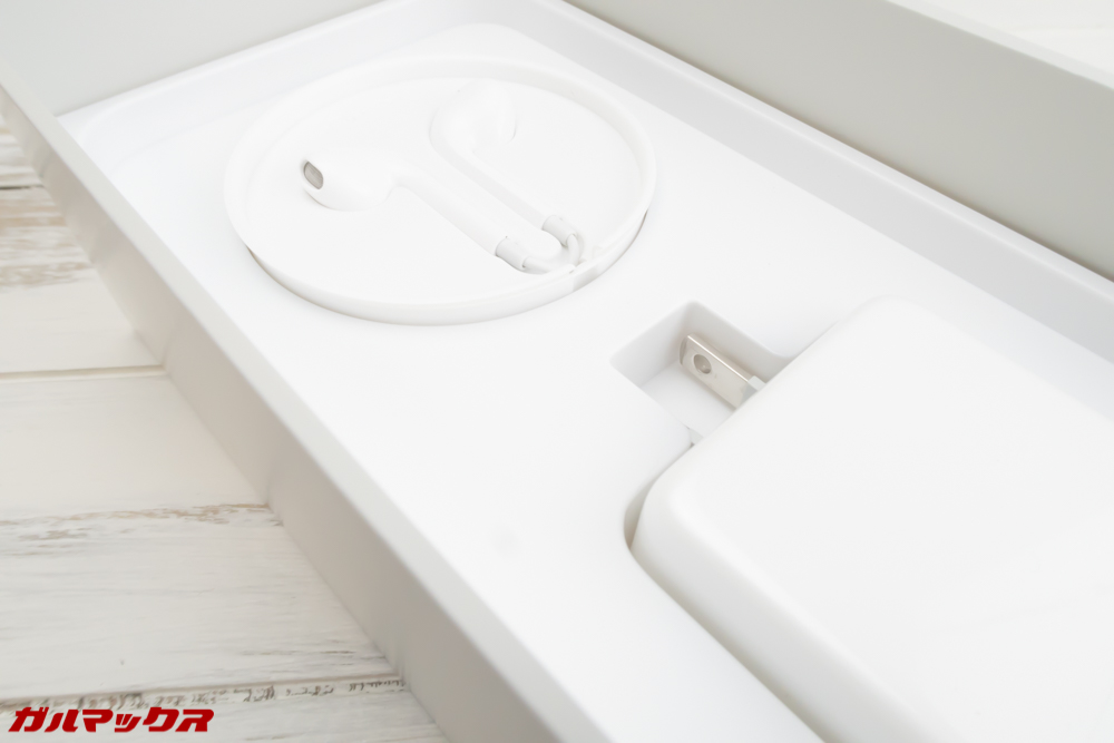 OPPO R15 Proのボックス下部にはアクセサリーボックスが入ってます