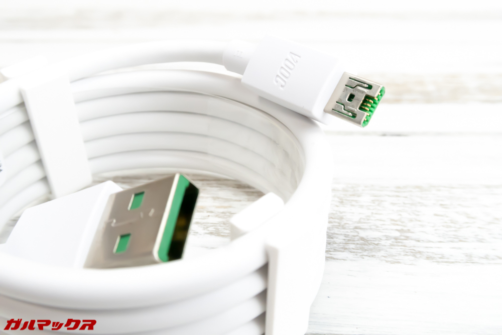 OPPO R15 Proの付属充電ケーブルはMicroUSBケーブルで独自規格でした。