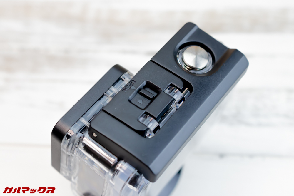 SJ8 PLUSの水中ケースは蓋にロック機構が備わっています。