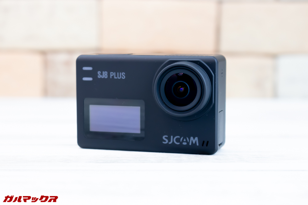 SJ8 PLUSはフロントにもディスプレイを搭載しています。