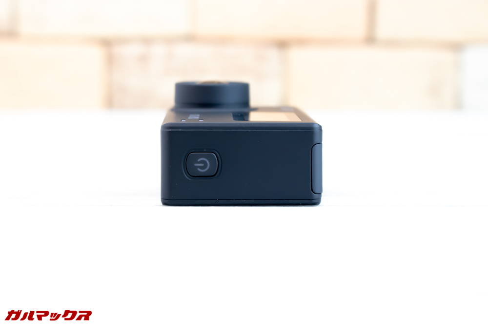 SJ8 PLUSの本体右側面に電源ボタン