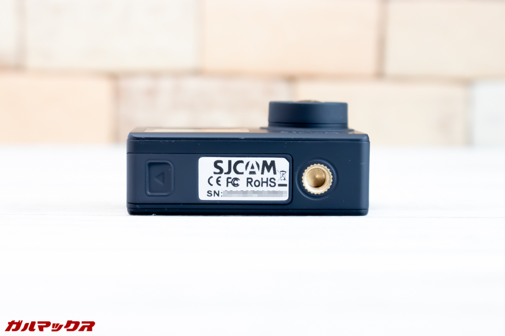 SJ8 PLUSには三脚穴が沿わなっています。