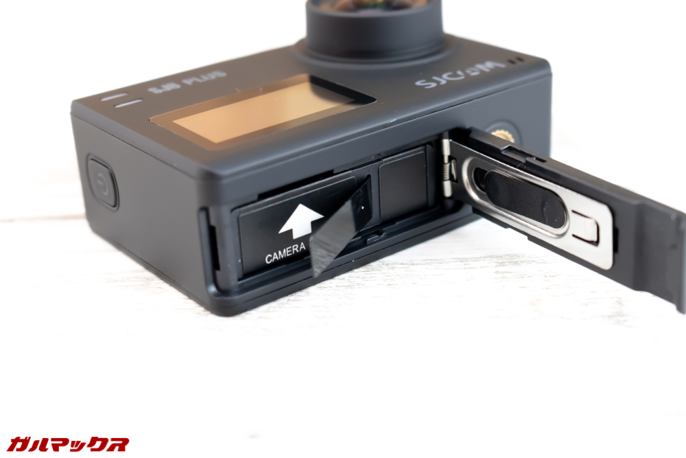 SJ8 PLUSのMicroSDスロットはバッテリーケースの中です。
