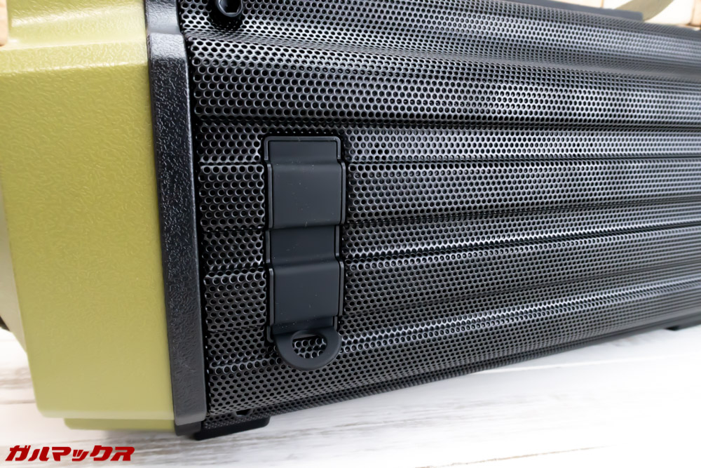 Tremorは防水防塵仕様なので本体の背面に備わっているポート類はキャップ付きとなっていました。