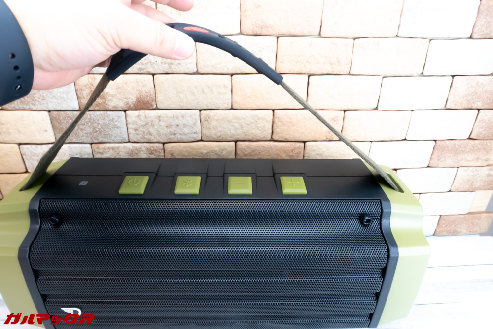 Tremorは持ち運びに便利なベルトが備わっています。