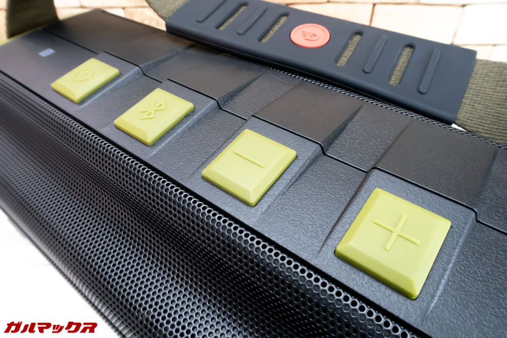 Tremorの本体上部には大型のボタンが備わっておりました。