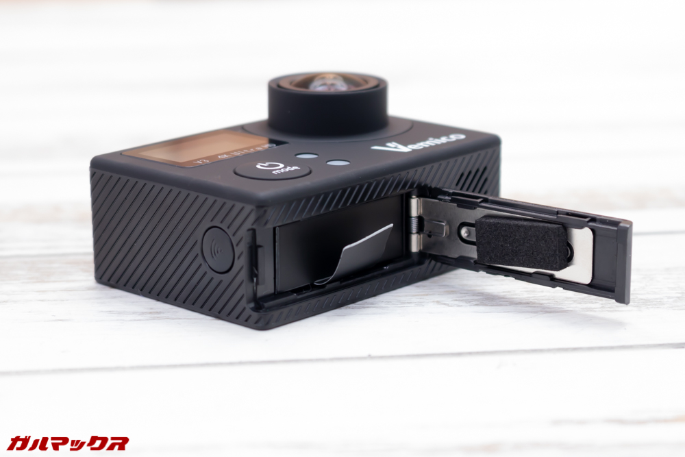 Vemico V3の下部のバッテリー蓋はスライドするとパシャっと開きます。