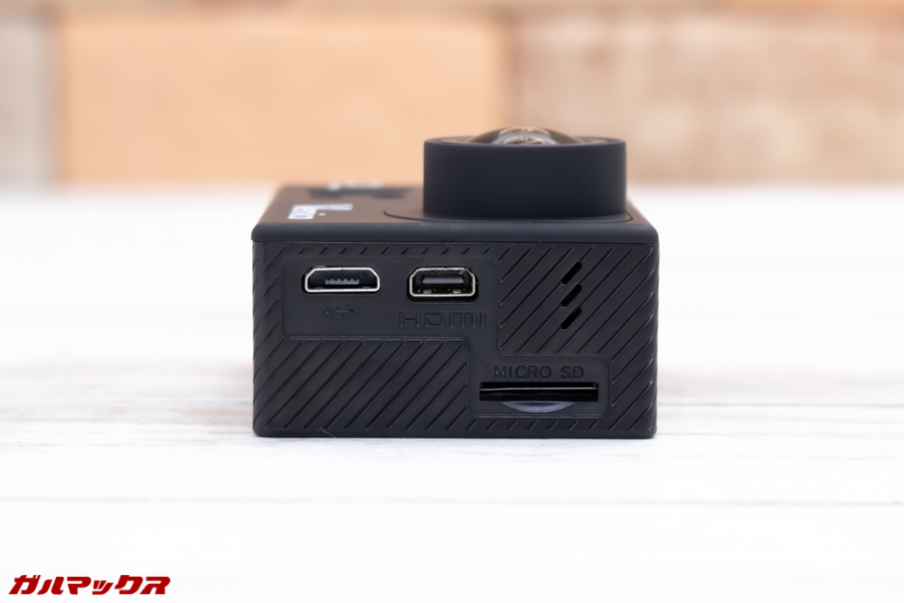 Vemico V3は左側面に各種端子が備わっております。