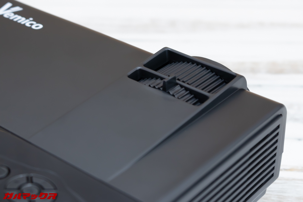 Vemico製プロジェクターにはピント調整リングと台形補正レバーが付いています。