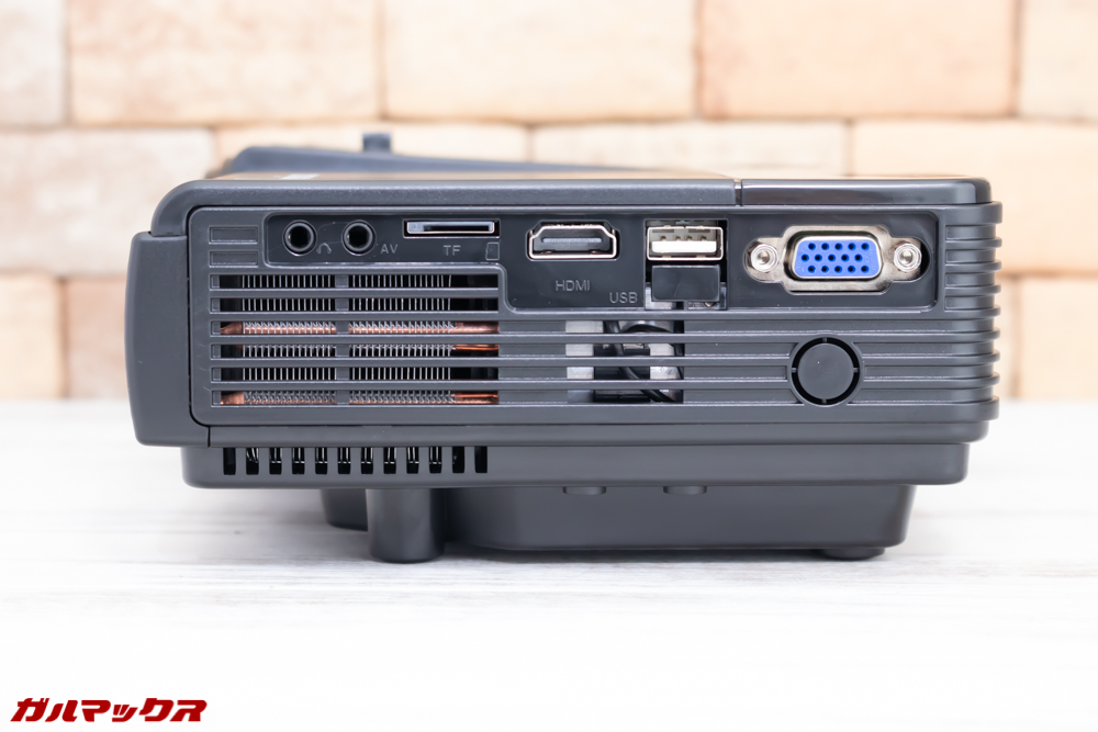 Vemico製プロジェクターは端子類も豊富