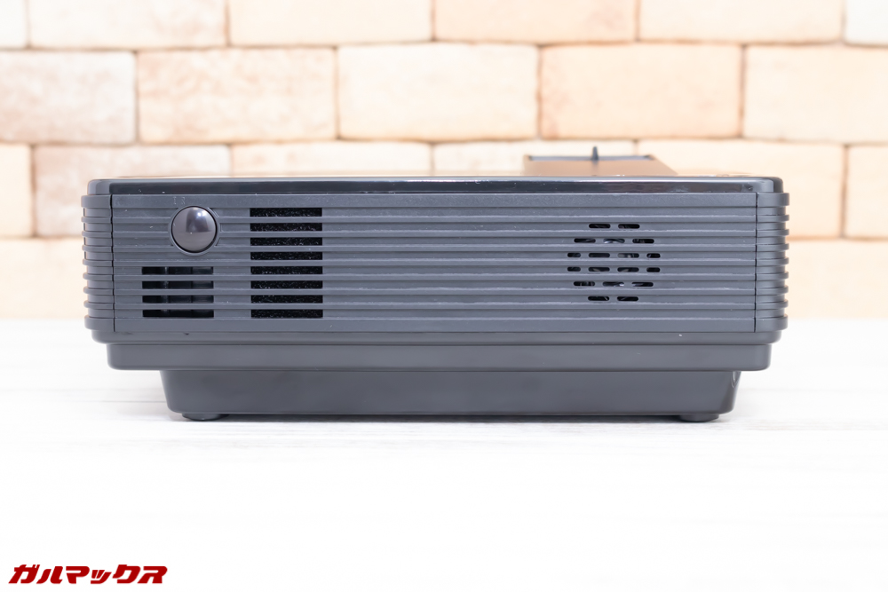 Vemico製プロジェクターにはスピーカーがソナっ割っています。