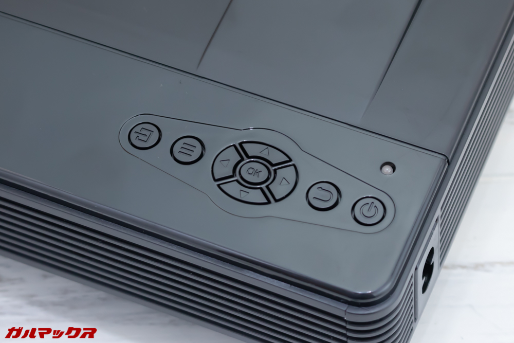 Vemico製プロジェクターは本体にも操作パネルが備わっていました。