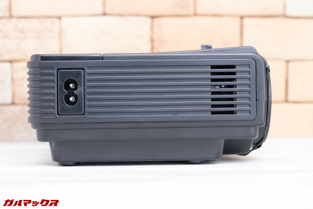 Vemico製プロジェクターは本体全体に排熱スリットが入っているので排熱対策もバッチリ