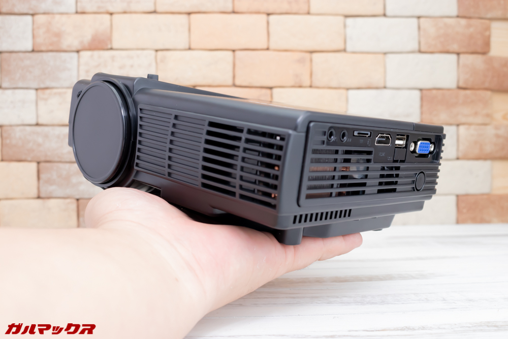 Vemico製プロジェクターの本体は案外コンパクト