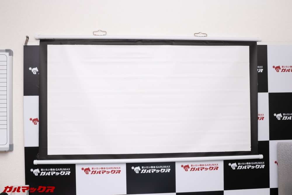 Vemico製プロジェクターでキレイに投影するにはスクリーンが必要です。