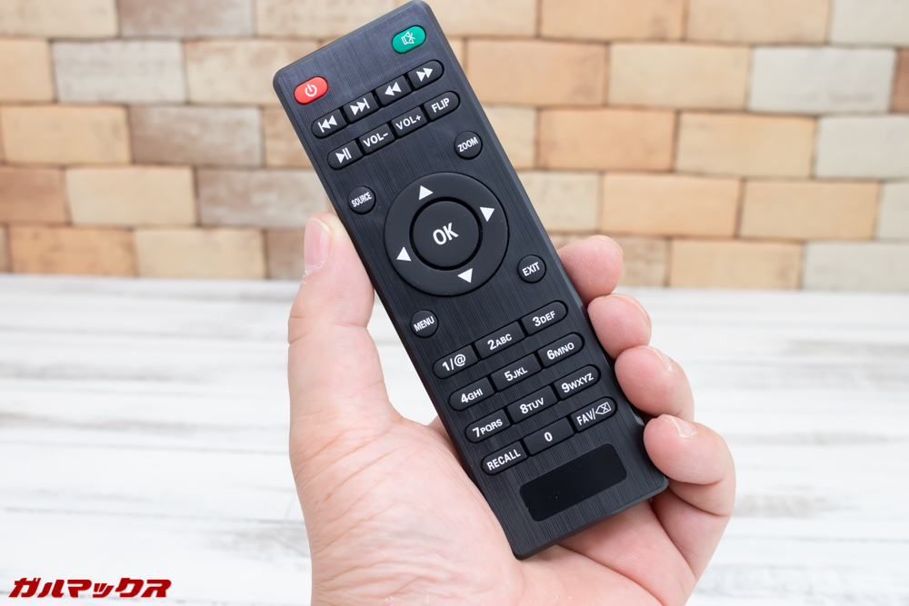 Vemico製プロジェクターはリモコンが付属しています。