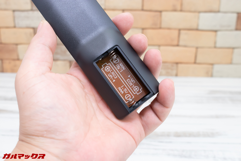 Vemico製プロジェクターのリモコンで利用する単4電池は付属していないので別途購入が必要です。