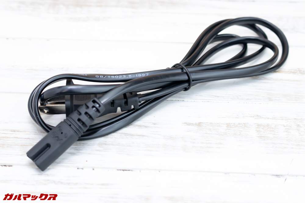 Vemico製プロジェクターに付属の電源ケーブルは日本のプラグに直接挿す生音の出来るタイプ。