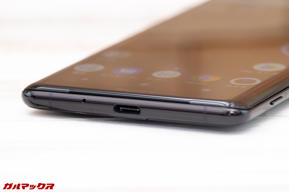 Xperia XZ3はUSB Type-C端子が本体下部に備わっています。