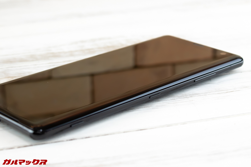 Xperia XZ3のボタン類は本体の画面右側面に備わっており電源ボタンは中央部分なのでジンバルや車載ホルダーのストッパーに干渉する可能性があります。